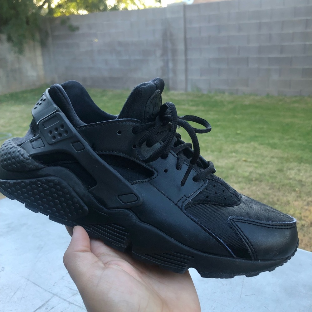 Black Nike Hurache size 9.5 women